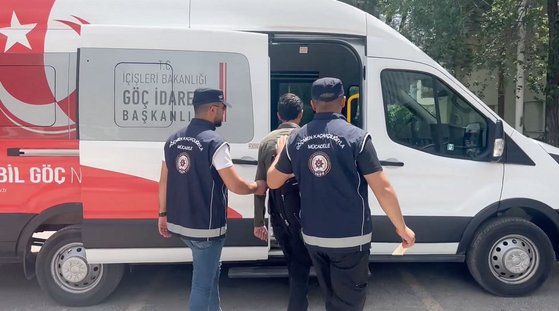 “Kalkan-27” Operasyonlarında 84 Göçmen Kaçakçısı, 1029 Düzensiz Göçmen Yakalandı"